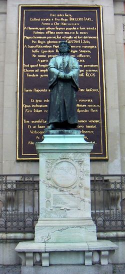 페트리가 스톡홀름의 대성당 밖에 서 있다.