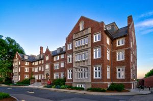 샌포드 라일리 홀, 캠퍼스에 지어진 최초의 기숙사 (1927).