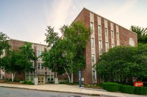 로버트 H. 고다드 동문(alum)의 이름을 딴 고다드 홀