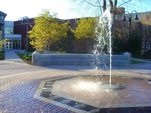 WPI의 분수. 풍속계는 풍속에 따라 물의 높이를 조절한다.