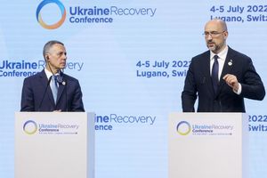  2022년 회의에 참석한 데니스 슈미할 우크라이나 총리와 이냐치오 카시스 스위스 대통령