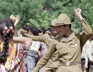 테르메즈에서 지역 축제에 참가하는 소련 연방 군인