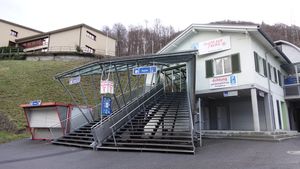 운터테르첸–플룸서베르크 로프웨이}}의 계곡 역