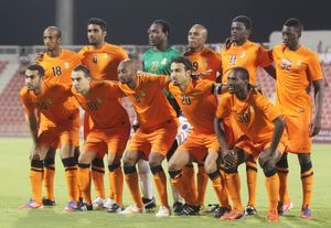 움 살랄 축구팀 선수들이 카타르 스타스 리그 도하 경기 시작 전 모여 있다