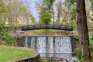 블레어 아카데미의 폭포와 보행교. 2020년 10월 블레어스타운, 사립 기숙학교.