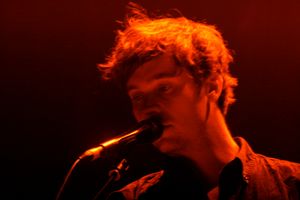 2011년 덴버 오그던 극장에서 공연하는 Washed Out