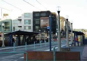 비버턴 센트럴 MAX 경전철역이 중앙에 있는 비버튼의 라운드(The Round)의 일부.