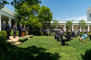 도널드 트럼프 대통령이 2020년 5월 15일 백악관 로즈 가든에서 "초고속 작전"을 공식 발표했다.