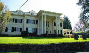 포틀랜드 캠퍼스의 암스트롱 홀