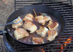 불 위에서 요리되는 신선한 월아이