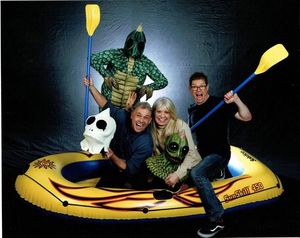 랜드 오브 더 로스트 출연진 사진, 슬리스탁 (리처드 브라운), 유레, 캐시 콜먼(홀리) & 필 페일리 (차-카)와 함께, 2016년.