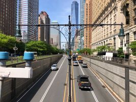 배터리 파크 언더패스에서 시작하는 웨스트 스트리트와 웨스트사이드 하이웨이의 시작점