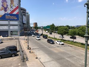 새로운 대로에서 나무가 적은 구간 중 하나는 34번가와 59번가 사이 미드타운 부두 옆이다. 사진은 인트레피드 해양항공우주박물관 인근 육교에서 남쪽을 바라본 웨스트 사이드 하이웨이 모습이다.