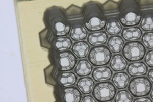 정렬된 액체 폼의 성장에 사용되는 몰드의 확대 사진.