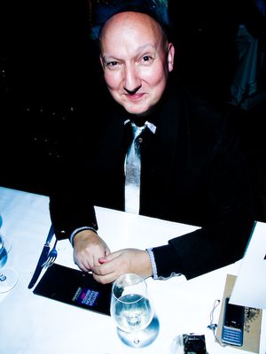 모자 제작자 스테판 존스가 영화의 모자를 제공했다.