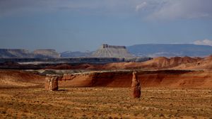 24번 국도에서 본 헨크스빌 북쪽 풍경. 배경은 팩토리 뷰트