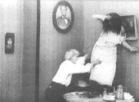 1920년 오스카 미쇼 영화 《위딘 아워 게이츠》의 스틸 컷, 그랜트 고먼과 에벌린 프리어 출연