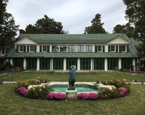 레이놀다 하우스 미국 미술관의 앞 잔디밭