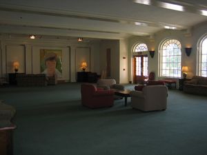 매그놀리아 쿼드(구 맨체스터 플라자)를 내려다보는 레이놀다 홀 내부의 학습 공간