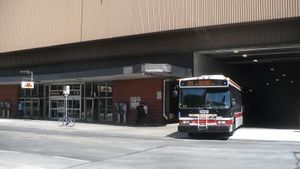 지하철역 입구와 발착장에서 출발하는 94번 버스