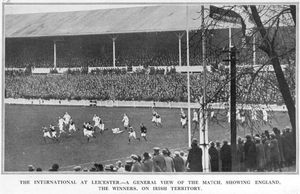 1923년 레스터에서 열린 잉글랜드 대 아일랜드 5개국 럭비 경기 중의 크럼비 스탠드 모습