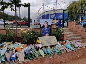 킹 파워 스타디움의 위차이 시와타나쁘라파 기념 정원