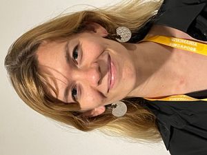 2023년 위키매니아에서 발표하는 애니 라우워다.