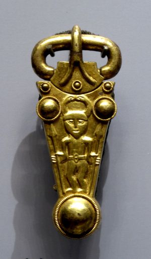 뿔 달린 헬멧을 쓰고 손에 창을 하나씩 든 남자가 장식된 금 버클. 1964년 소니아 채드윅 호크스가 핑글섬 앵글로-색슨 묘지에서 발굴했다.
