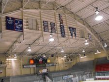 윈저 스핏파이어스의 옛 배너 (2012년)가 'The Barn'에 걸려 있다. 미키 르노, 1988년 OHL 챔피언십 배너, 아담 그레이브스 등이 보인다.