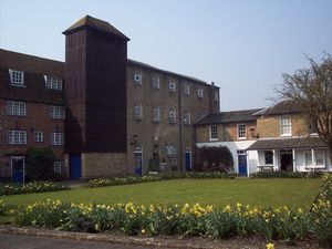 The Old Courtyard, Wilton Shopping Village: 과거 윌턴 카펫 공장 부지의 일부가 쇼핑 아울렛으로 사용되고 있다