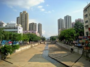 산포이강이 윈롱 타운을 지나가고 있다.