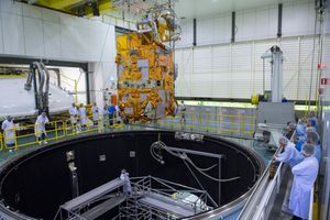 MetOp-C 탑재체 모듈이 2017년 대형 우주 시뮬레이터(LSS)로 옮겨지는 모습.