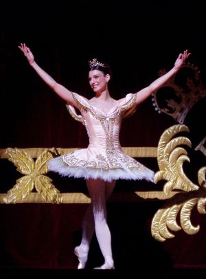 프랑스 출신 발레 무용수 제나이다 야노프스키는 스페인을 대표하여 1993년에 열린 다섯 번째 대회를 우승했다.