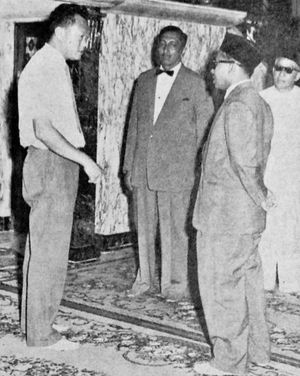 유솝(가운데)이 1960년 당시 싱가포르 총리 리콴유(왼쪽)와 종교 사무국 비서 펭기란 무다 케말루딘(오른쪽에서 두 번째)과 함께 브루나이의 오마르 알리 사이푸딘 모스크를 방문했다.