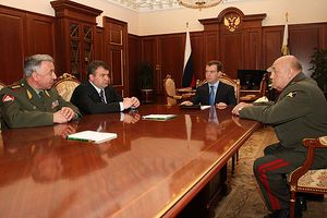 발루옙스키(오른쪽)와 드미트리 메드베데프 대통령, 그리고 그의 후임 참모총장 니콜라이 마카로프 육군 대장, 2008년