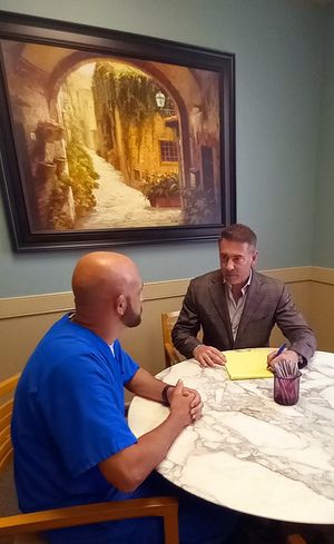 변호사가 상속 계획을 위해 의뢰인과 만나는 모습.