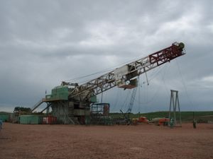 데릭이 세워지고 있다.