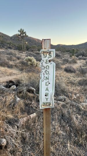 유카밸리, 캘리포니아주에 있는 조슈아 트리 국립공원 경계 표지판