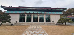 호국선원의 정면 모습이다. 기둥 윗부분에 화랑호국사가 한자로 새겨져있다.