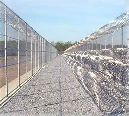 윤형 철조망은 교도소 등에서도 사용된다.