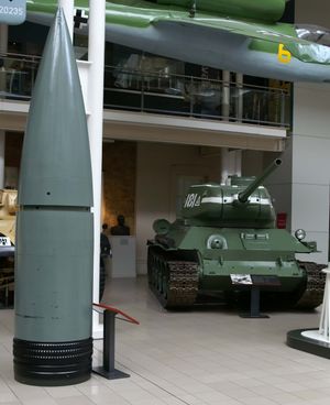 800mm 포탄과 T-34/85의 비교 (Imperial War Museum)