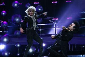 베룸에서 It's All About You를 부르는 율리아나 파샤