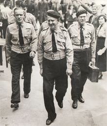 파란 셔츠 복장을 한 네드 크로닌(왼쪽)과 에오인 오더피(가운데)가 1934년 경 사진에서 오른쪽의 어니스트 블라이드와 함께 서 있다.