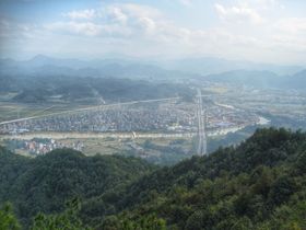 시내를 통과하는 창선고속도로와 신진원선