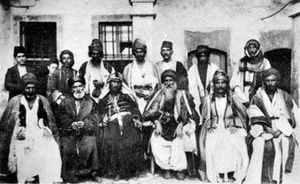 1895년경 모술에서 칼데아 교회의 대주교 아우디슈 5세 카이야스를 만나는 야지디인 지도자들