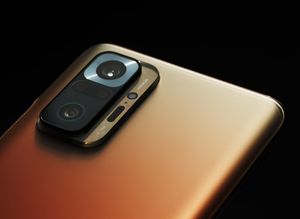 그라디언트 브론즈(Gradient Bronze) 색상의 노트 10 Pro 카메라