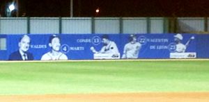 알폰소 발데스 코비안과 영구 결번된 인디오스 팀 멤버들의 초상화