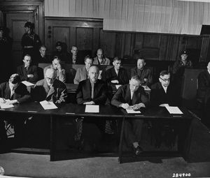  IG Farben 피고인이 공소장을 보고 있다.