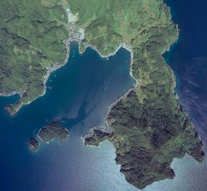 이네만 연안에 후나야가 늘어서 있고, 만 입구에 아오시마가 있다.이네만 주변의 항공 사진(1975년)국토교통성 국토지리원 지도・항공사진 열람서비스 항공사진