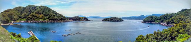 이네만 전경. 만 입구에는 방파제 역할을 하는 아오시마가 있고, 연안의 좁은 평지에 후나야가 늘어서 있다.